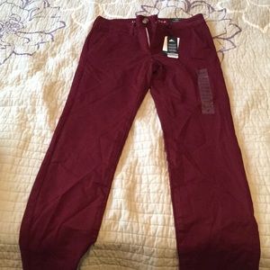New with tags Am Eagle maroon twill pants- skinny